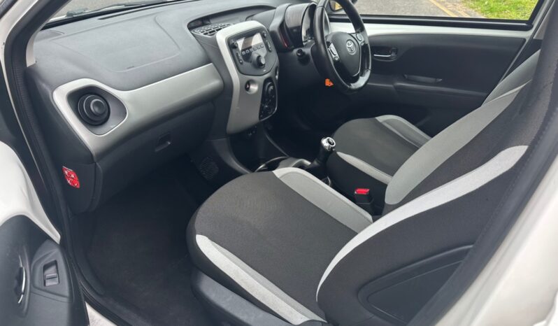 
								Toyota AYGO 1.0 VVT-i X-Play 5dr full									