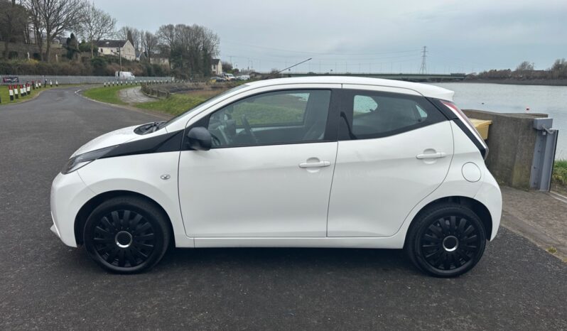 
								Toyota AYGO 1.0 VVT-i X-Play 5dr full									