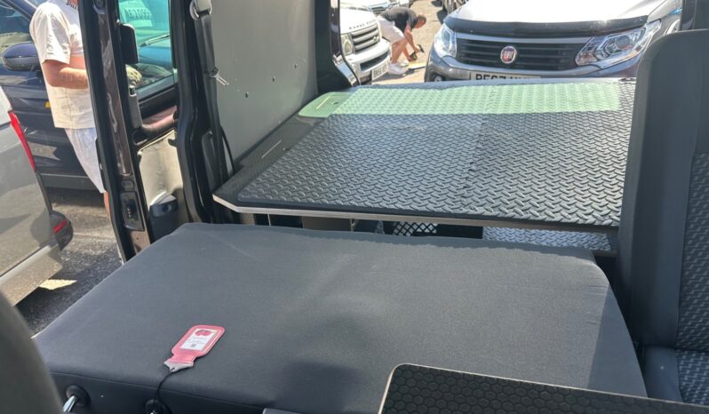 
								Volkswagen Transporter 2.0 TDI 140PS Highline Kombi Van full									