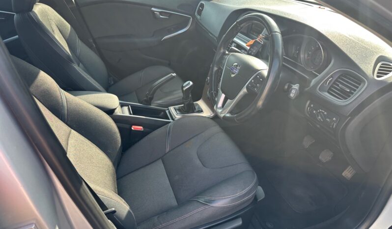 
								Volvo V40 D2 Cross Country SE 5dr full									