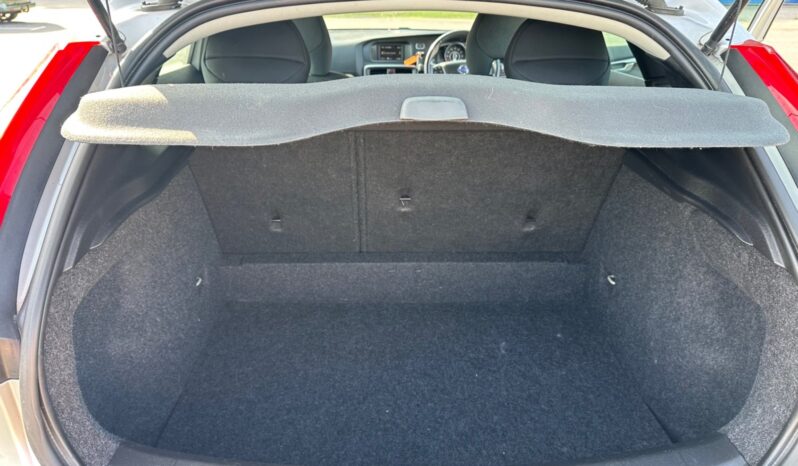 
								Volvo V40 D2 Cross Country SE 5dr full									
