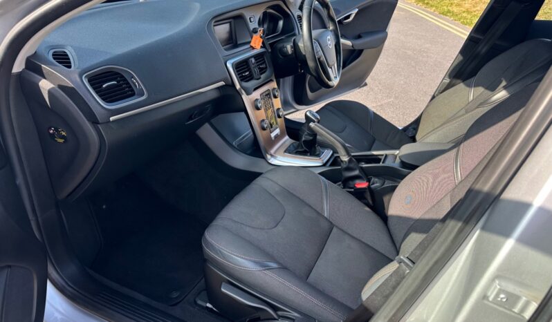 
								Volvo V40 D2 Cross Country SE 5dr full									
