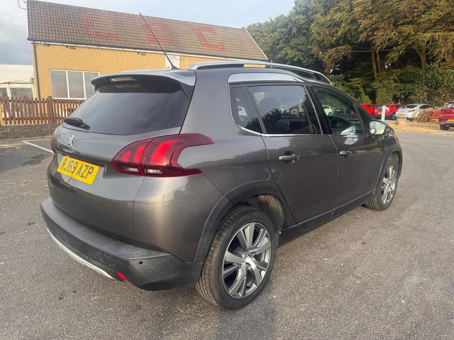 Peugeot 2008 1.2 PureTech 110 Allure Premium 5dr